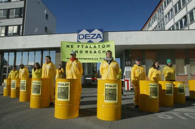 Aktivisté protestovali proti výrob nebezpených ftalát.