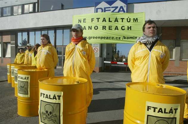 Aktivisté protestovali proti výrob nebezpených ftalát.