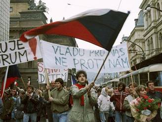 Sametov revoluce, demonstrace v den generln stvky na Nrodn td v Praze.