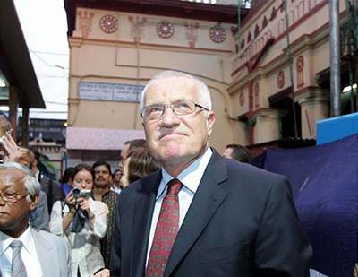 Prezident Václav Klaus z Indie vzkázal, e nesouhlasí se zavedením nucené správy nad VZP.