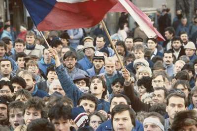 V listopadu 1989 vycházely denn do ulici desetitisíce lidí.