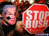 Zastavme Bushe! Spolen!, vyzývá demonstrant.