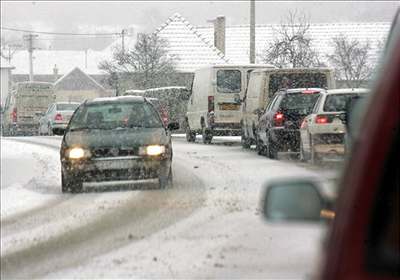 Sníh zpsobil kolonu aut z Bohuslavic a do Zlína.