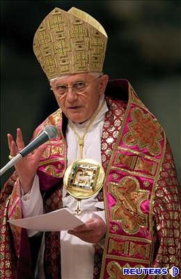 Pape Benedikt XVI. nechce v církvi homosexuály