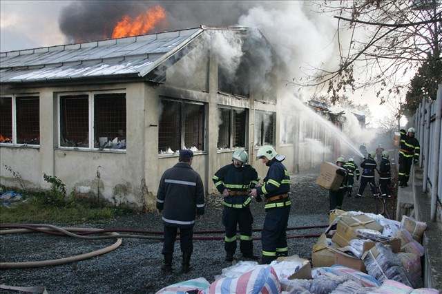 Do haení pondlního poáru se zapojilo devt jednotek.