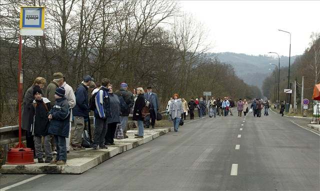 Silnice je uzavená, lidi vozí lo.