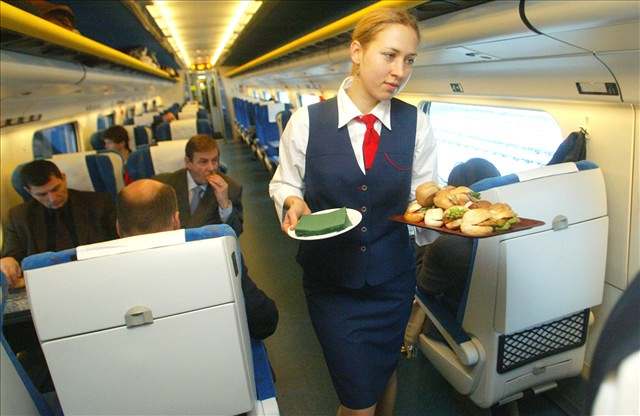 Pendolino na olomouckém nádraí pi jedné z prvních jízd do Ostravy.