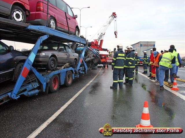 Nehoda kamionu zpsobila okamit dopravní zácpu.