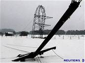 Vtve strom neudrí sníh a padají na rozvodové sít. Bez proudu je více ne milion amerických domácností. Ilustraní foto.