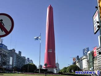 Obelisk v Buenos Aires pokryla napodobenina kondomu