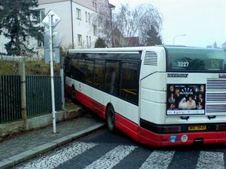 Autobus skonil v plot