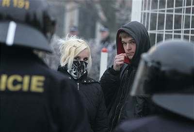 Ilustraní foto. Skinheadi z Orlové loni ve mst dreli domobranu