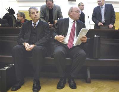 Jan Kollert (vlevo) a Jaroslav Mare u soudu. (6. prosinec 2005)
