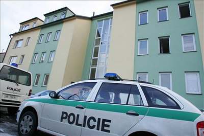 Policisté ped domem s peovatelskou slubou v Pibyslavi.