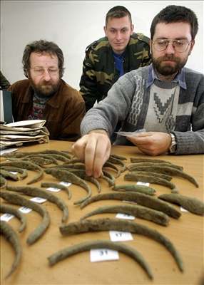 Archeologové s bronzovými ebry.