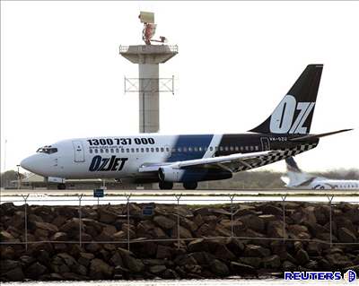 Boeing 737 spolenosti OzJet na letiti v Sydney.
