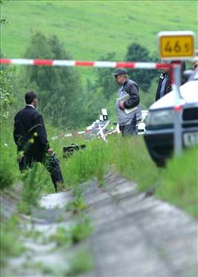 Policisté u píkopu, kde se naly igelity s rozezaným tlem.