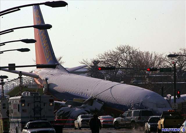 Boeing nezvládl pistání a skonil na silnici.