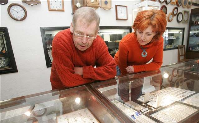 Václav Havel nakupuje vánoní dárky. (2. prosince 2005)