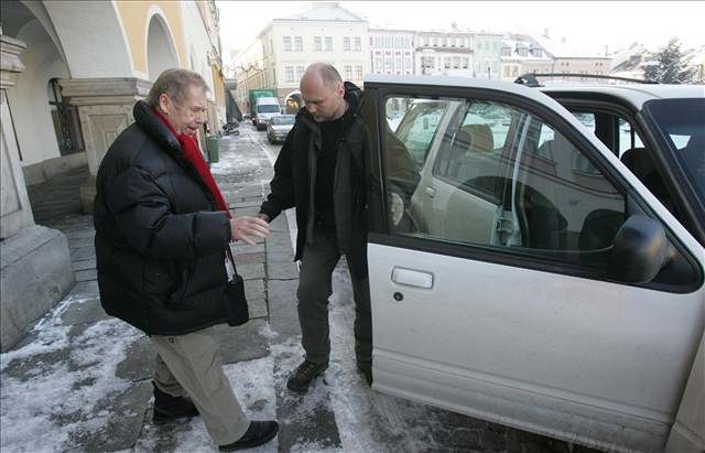 Václav Havel nakupuje vánoní dárky. (2. prosince 2005)