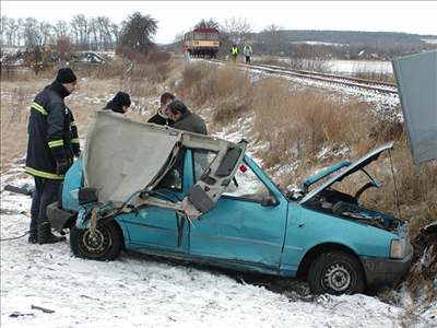 Vlak odmrtil Fiat Uno 10 metr od místa nehody.