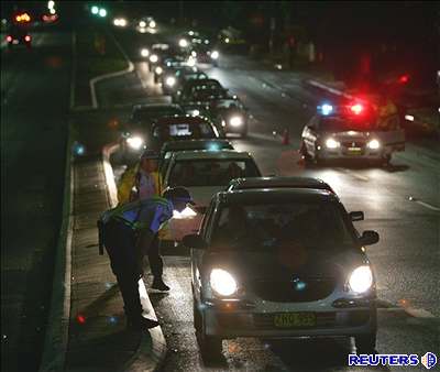 Policisté kontrolují v Sydney projídjící auta.