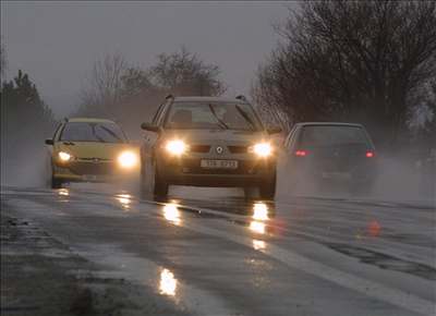 Vítr kácí stromy, na horách hrozí laviny