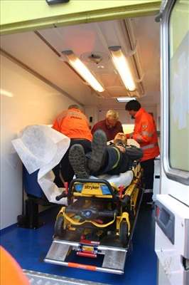 Sanitka odvezla do nemocnice jednoho stedn tce zranného a dva lehce. Ilustraní foto.