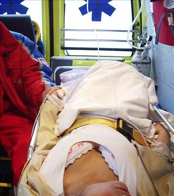 Záchranka peváí opilou dívku do nemocnice.