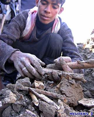 Iráan vysbírává lidské kosti z masového hrobu.