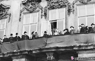 Klement Gottwald hovoí z balkonu Paláce Kinských