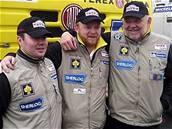 Navigtor Ale Loprais (vlevo), mechanik Petr Gilar a pilot Karel Loprais ped startem Rallye Dakar 2006.