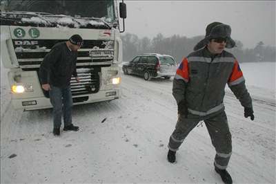 Na ujedný sníh mohou idii narazit na vedlejích silnicích ve vyích polohách. Ilustraní foto