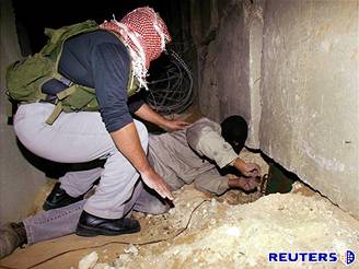 Palestint ozbrojenci umisuj nloe pod hranin ze