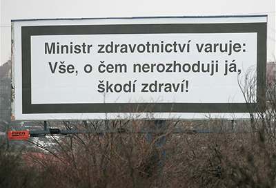 Billboard zesmující ministra Ratha.