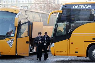 luté autobusy u jezdí i po silnici R6 z Prahy do Karlových Var.