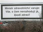 Billboard zesmující ministra Ratha.