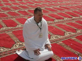 Poutnk z USA se modl na plni v Arafatu pobl Mekky.