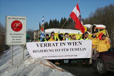 Protest proti jaderné elektrárn Temelín v Dolním Dvoiti.