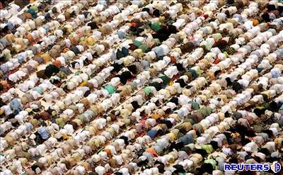 V Mekce se muslimové oddávají hromadným modlitbám.