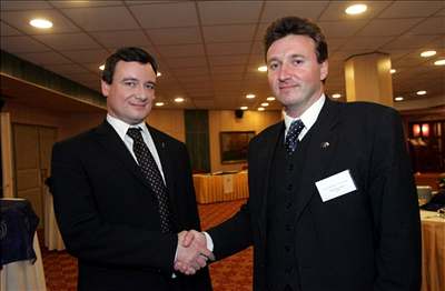 Milan Kubek (vpravo) podává ruku ministru Davidu Rathovi po svém zvolení do ela LK.