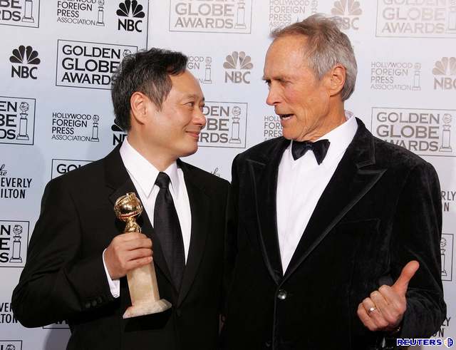 Clint Eastwood v obleení fotograf na filmovém festivalu v Cannes 2008.