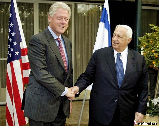 Ariel aron a bývalý americký prezident Bill Clinton v roce 2002