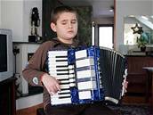 Devítiletý Roberto Lombino zaal ve tech letech hrát na klavír, anglitinu zvládá na úrovni deváté tídy.