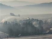 Inverzní poasí zahaluje níiny do mlh a nízkých teplot, na horách je tepleji a sluneno. Ilustraní foto.