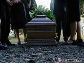 Ped pohbem pracovníci márnice rodin ekli, e mrtvý nemá hlavu. Ilustraní foto