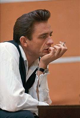 Johnny Cash. Jeden z jeho hit se jmenuje Cocaine Blues.