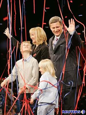 Nov zvolený kanadský premiér Harper oslavuje výsledky voleb.