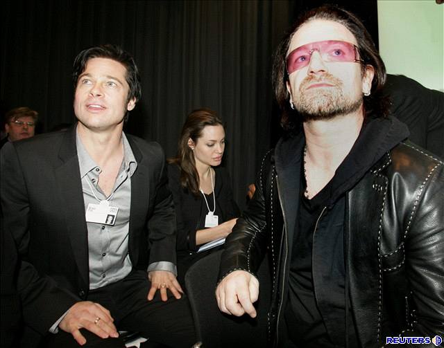 Brad Pitt, Angelina Jolie a Bono Vox na Svtovém hospodáském fóru ve...