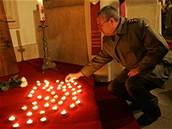 Pi bohoslub v kostele Jana Nepomuckého vojáci zapalovali svíky za své slovenské kolegy.